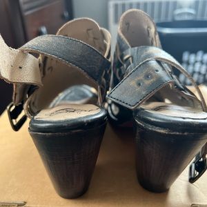 Free bird “peep toe” mule